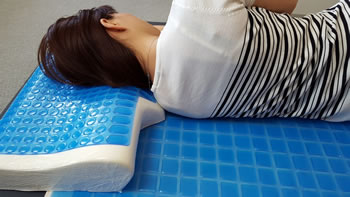 ストレートネック矯正枕　マショマロピロー使用例